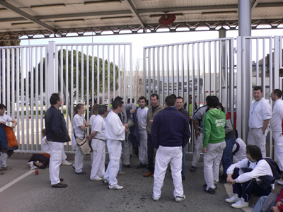 Concentració treballadors/es de SAS davant les portes de SEAT Martorell