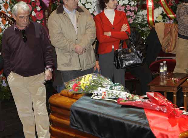 El fèretre de Fernando Fernán Gómez cobert amb la bandera rojinegra de l'anarcosindicalisme.