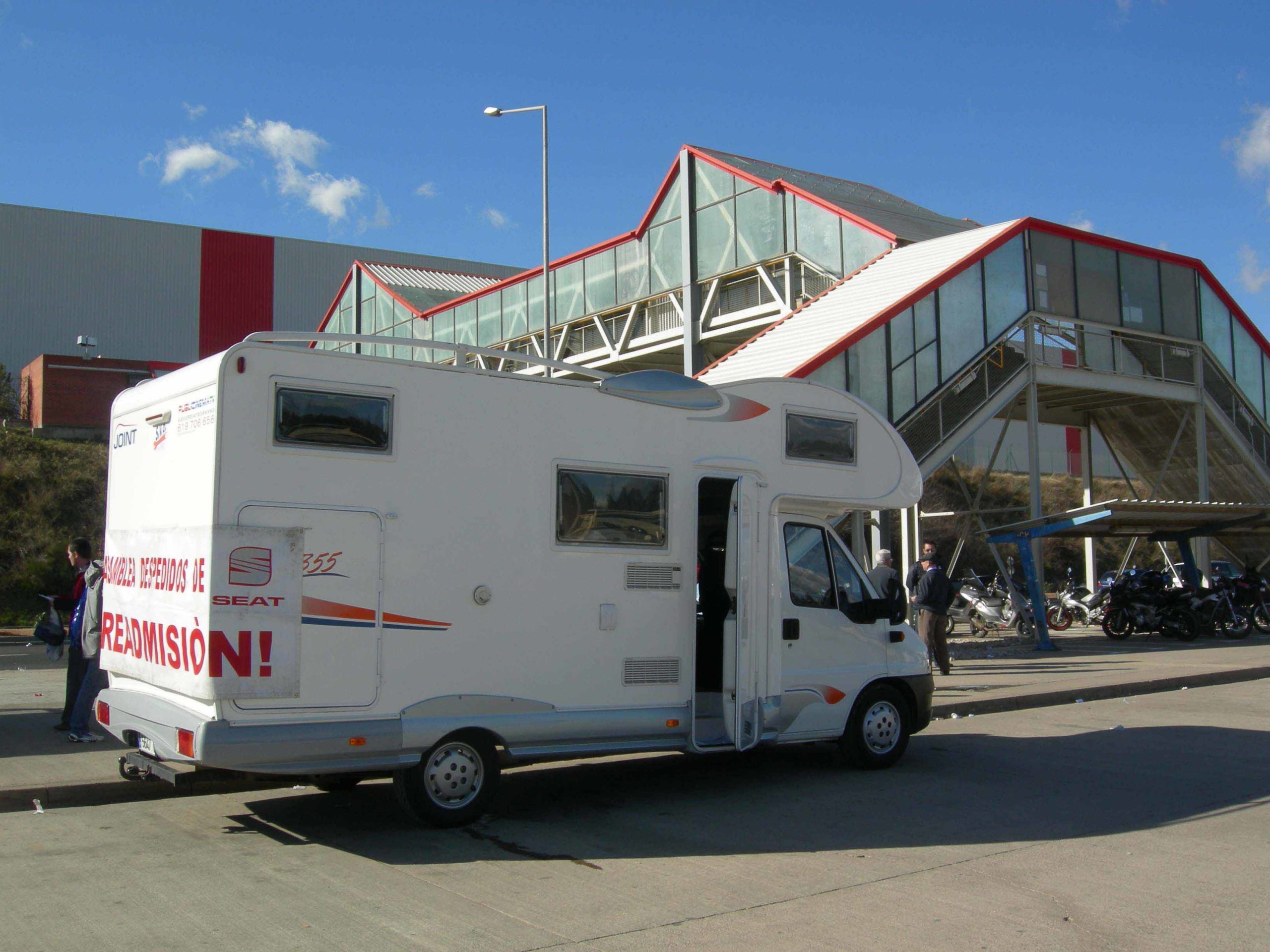 Vista autocaravana i al fons tallers de muntatge de seat martorell