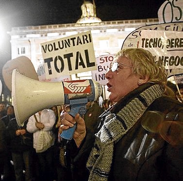 Emilia Llorca, amb un altaveu a la mà, en una manifestació el 2008
